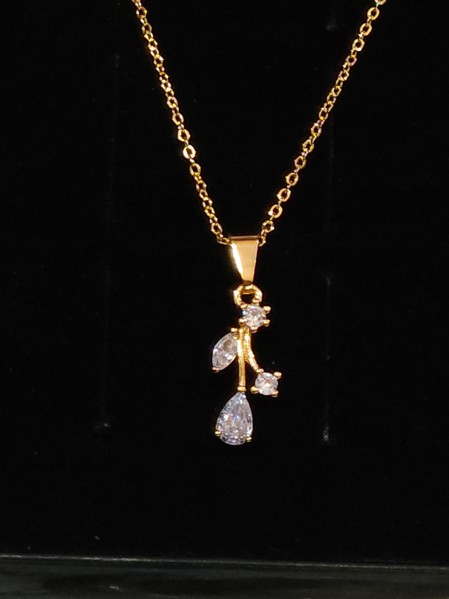 Elegant Gold-Plated Crystal Drop Pendant Necklace for Women | Korean Style Minimal Chain Necklace